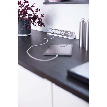 Estilo 6-voudige hoek-stopcontactstrip met hoogwaardig RVS-oppervlak voor keuken en kantoor (bureaucontactdoos met 4x veiligheidscontactdozen, 2x Euro-stopcontacten, incl. USB-oplaadfunctie) zilver/wit