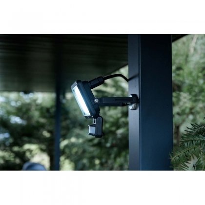 LED Spotlight JARO 3060 P (LED Floodlight voor wandmontage voor buiten IP65, 20W, 2300lm, 6500K, met bewegingsmelder)