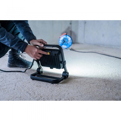 Mobiele LED bouwlamp JARO 7060 M / LED schijnwerper 50W voor buiten (LED werklamp met 5m kabel, LED noodverlichting met 5800lm gemaakt van hoogwaardig aluminium, dimbaar, IP65)
