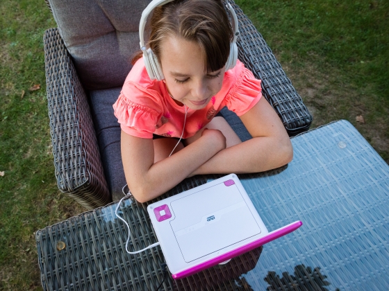 Draagbare 9" DVD-speler met USB-koptelefoon en montagebeugel Roze