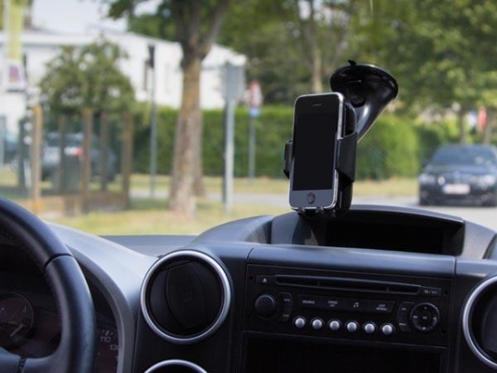UNIVERSELE SMARTPHONEHOUDER VOOR AUTORUIT