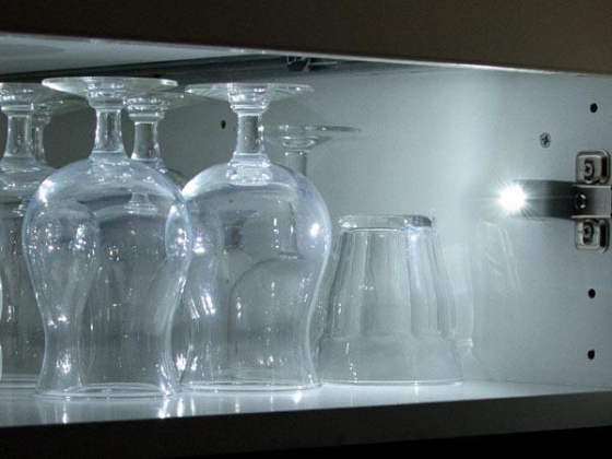 AUTOMATISCHE KASTVERLICHTING - SCHARNIERBEVESTIGING