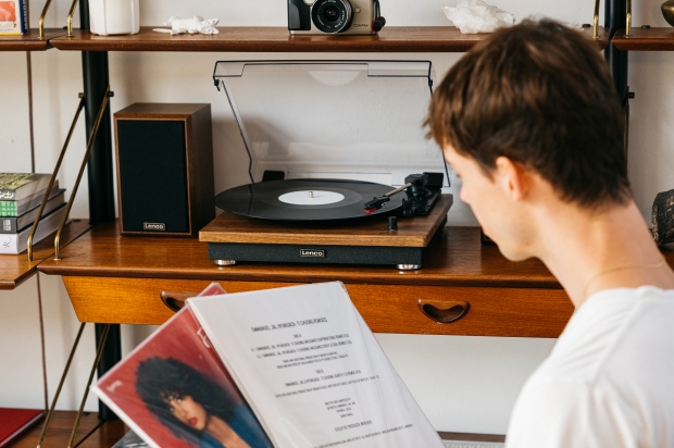 Platenspeler met Bluetooth-ontvangst en twee houten speakers