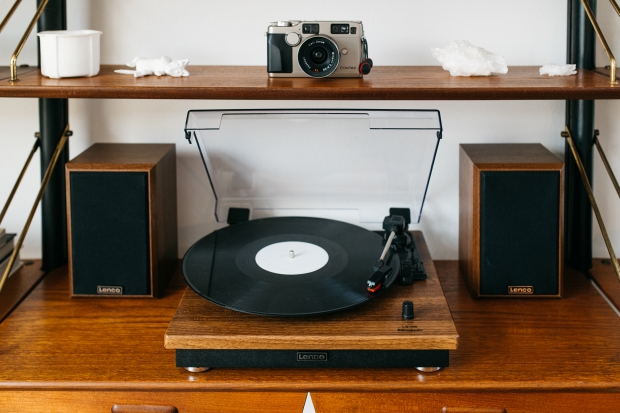 Platenspeler met Bluetooth-ontvangst en twee houten speakers