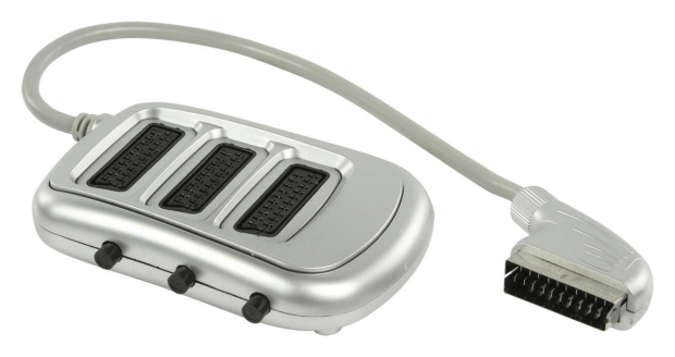 Schakelbare SCART connectiebox SCART mannelijk - 3x SCART vrouwelijk  0,50 m zilverkleurig