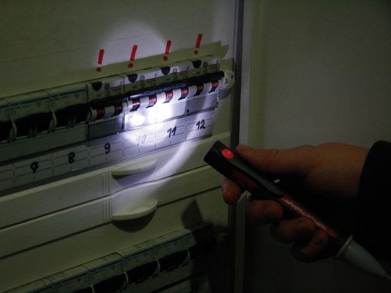 CONTACTLOZE AC SPANNINGSDETECTOR MET LEDZAKLAMP